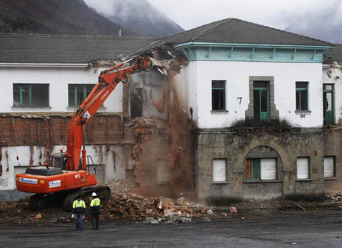 Derribo de las antiguas escuelas de Villablino en el solar del CAPI.