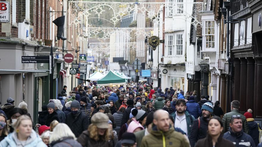 Gente de compras se abre paso por la calle principal de Winchester, Inglaterra.