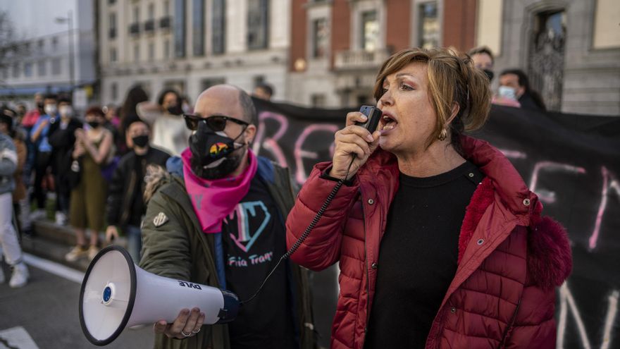 Con respecto a las personas extranjeras, podrán acogerse a la ley si acreditan que hacerlo en sus países no sería posible o pondría en riesgo su vida, pero esta no se podría aplicar en el caso de las personas migrantes que carecen de la documentación necesaria para regularizar su situación legal.