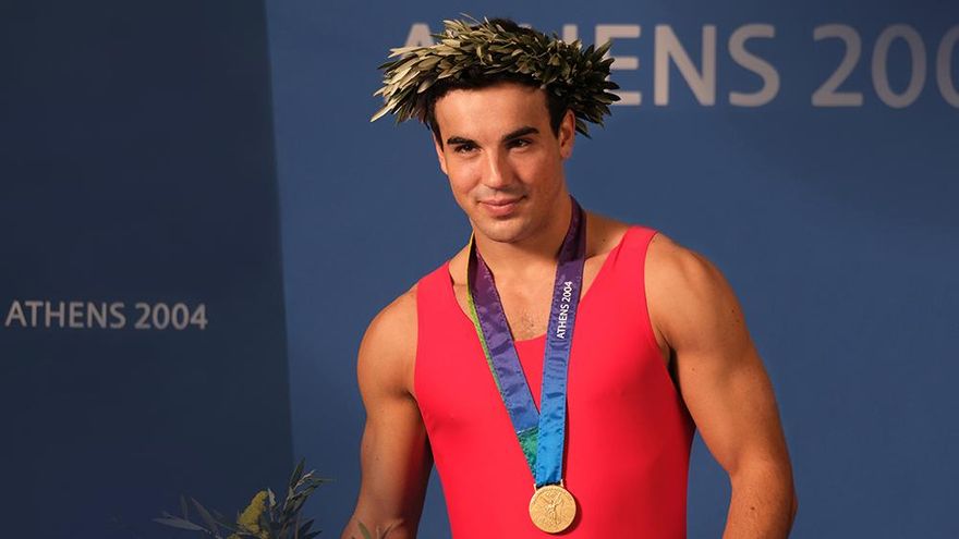 Óscar Casas ya posa como Gervasio Deferr en 'El gran salto' de Atresplayer, que desvela su reparto completo