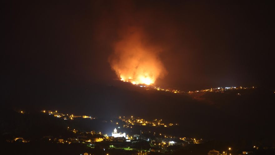 Un incendio rural al norte de Portugal deja algunos bomberos heridos leves