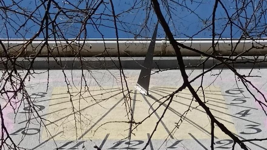 Mirar hacia arriba en busca de los relojes de sol de la primera colonia municipal de casas 'ultrabaratas'