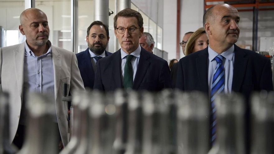 El presidente del PP de Castilla La-Mancha, Paco Núñez; el presidente del PP, Alberto Núñez Feijóo y el alcalde de Villarrobledo, Simón Valentín.