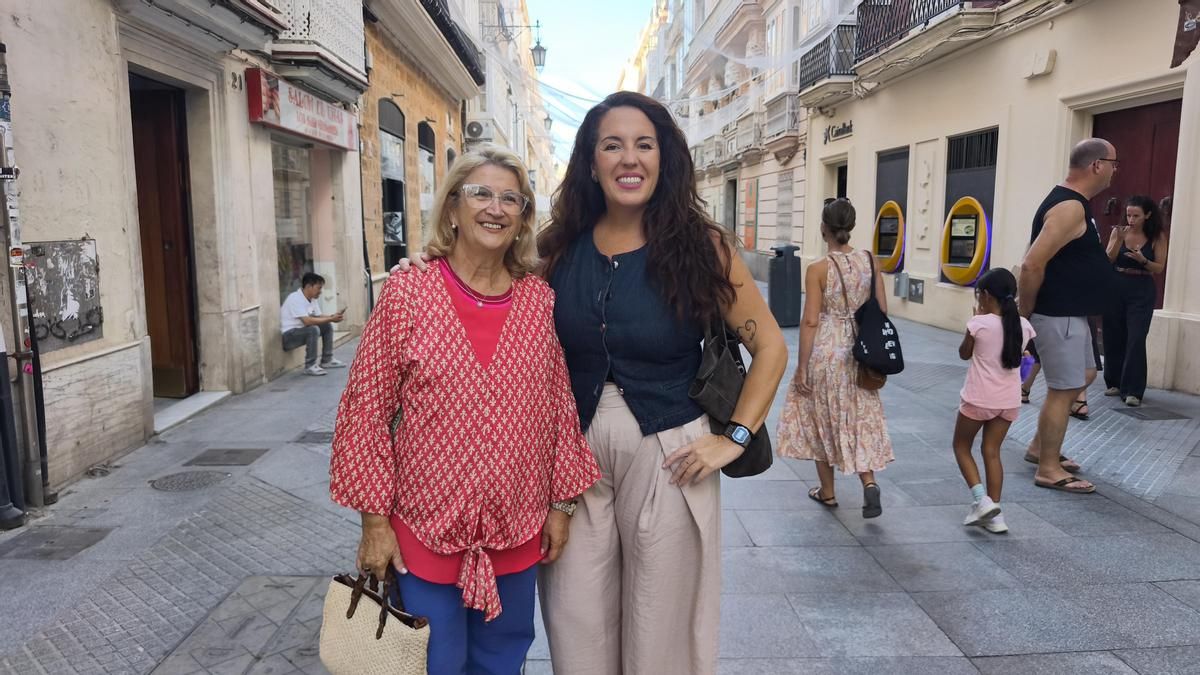 Pilar y Verónica, el reflejo de que la presencia femenina gana terreno dentro del Carnaval de Cádiz: "Esto es un honor"