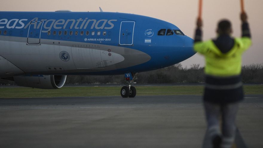 De Télam a los trenes: el DNU prepara el camino para que el Estado se desprenda de 33 empresas públicas