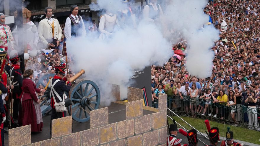 Cañonazo, recuerdo a los migrantes y protesta contra las corridas de toros en el arranque de la Aste Nagusia de Donostia