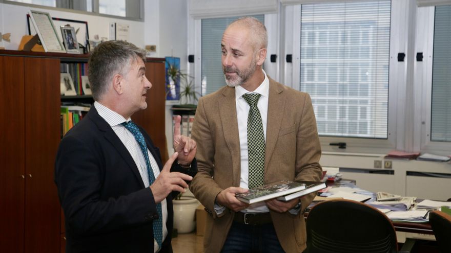 El consejero de Educación, FP y Universidades, Sergio Silva, y el alcalde de Selaya, Cándido Cobo.