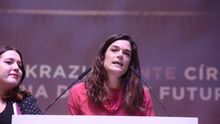 Clara Serra (Podemos) agradece a Pérez-Reverte que amenace con dejar la RAE: "Hacen falta muchas mujeres allí"