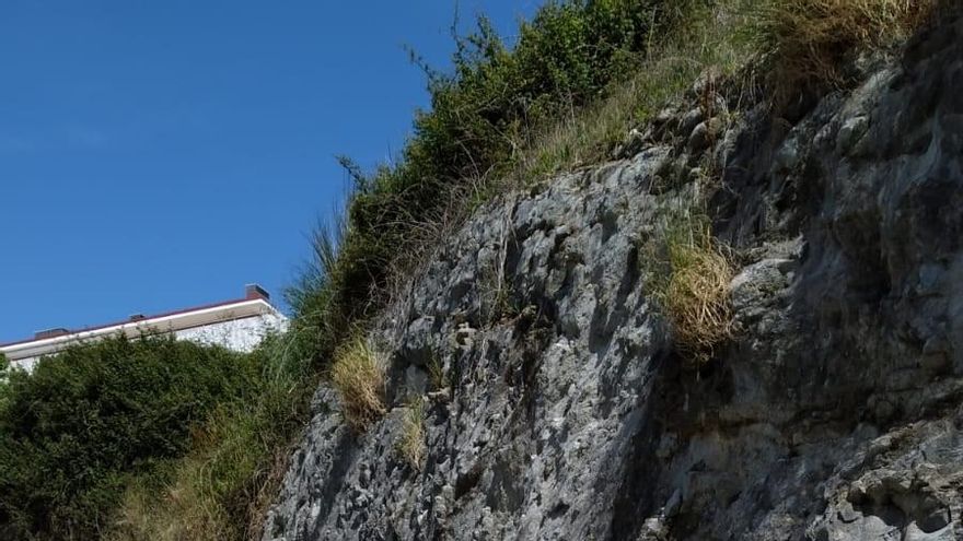 El PRC alerta del peligro por desprendimiento de piedras de un talud en Monte