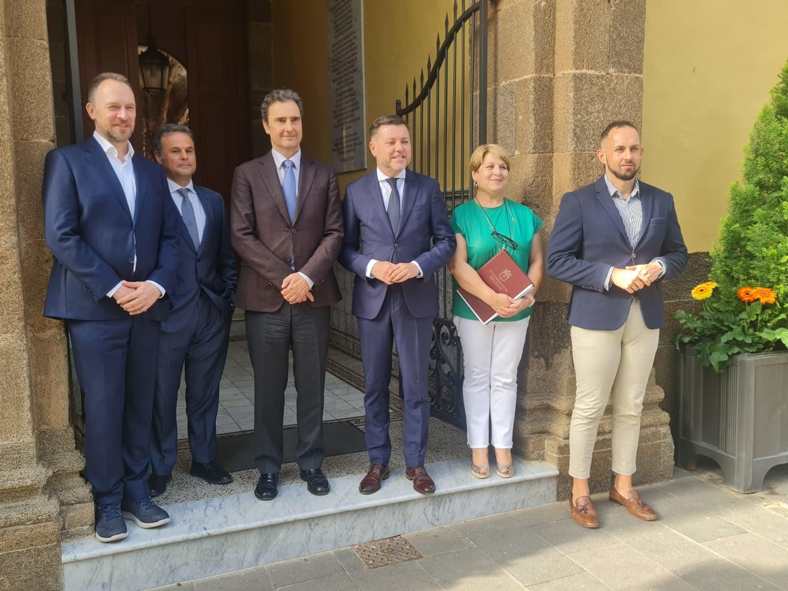 El alcalde de Gáldar, Teodoro Santana, el director general de Endesa en Canarias, Pablo Casado, la concejal de Servicios Sociales, Ana Teresa Sosa, el primer teniente de alcalde, Juan José Marrero, el responsable de Atención al Cliente, Expansión y Canarias, Javier Alemán, y el coordinador de Atención al Cliente en Canarias, Juan José Marrero.