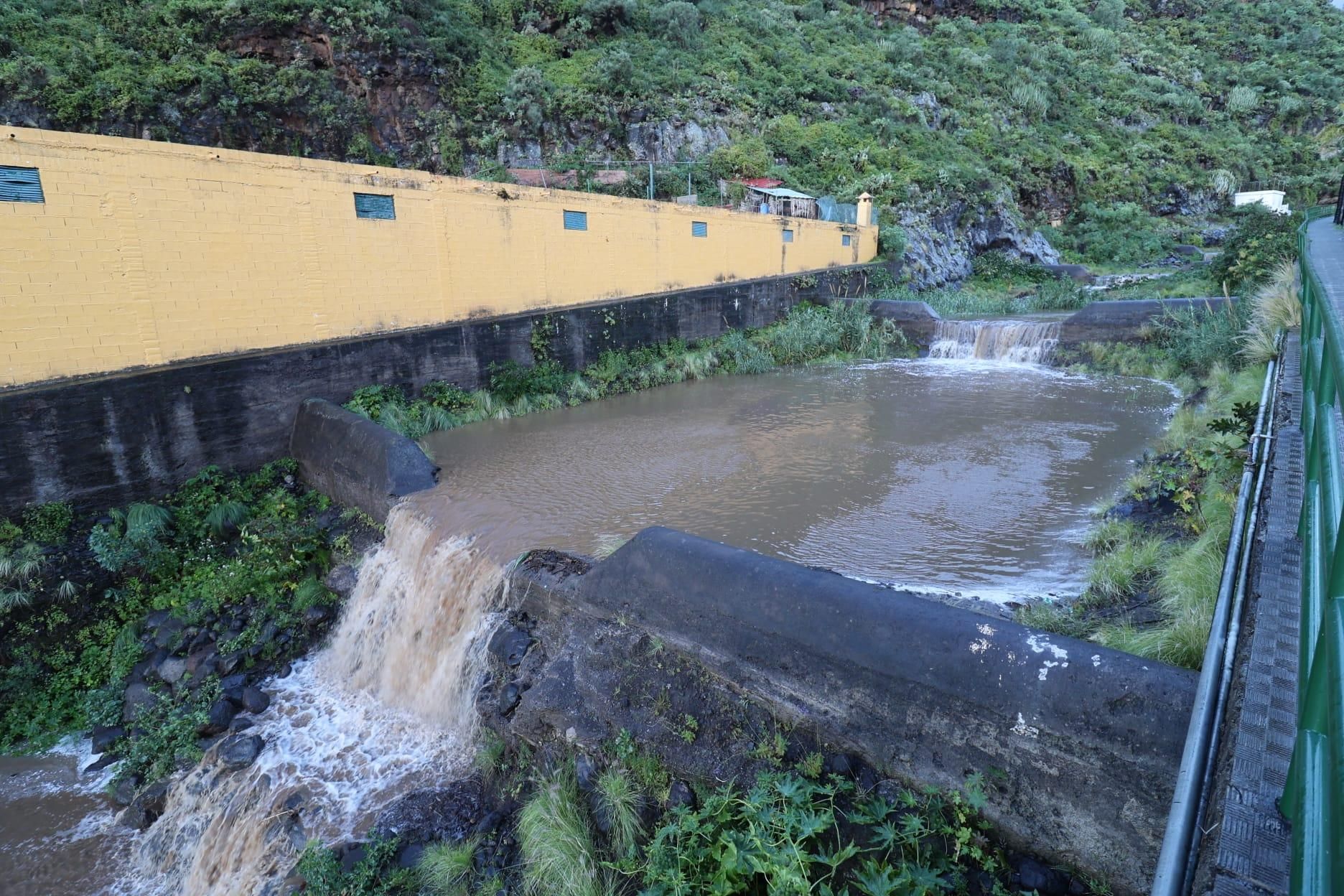 Barranco de las Nieves, este sábado, en el tramo urbano de Santa Cruz de La Palma, con caudal.