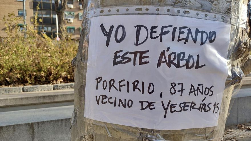 Decenas de vecinos 'apadrinan' los árboles de Madrid Río que Ayuso talará por las obras de Metro