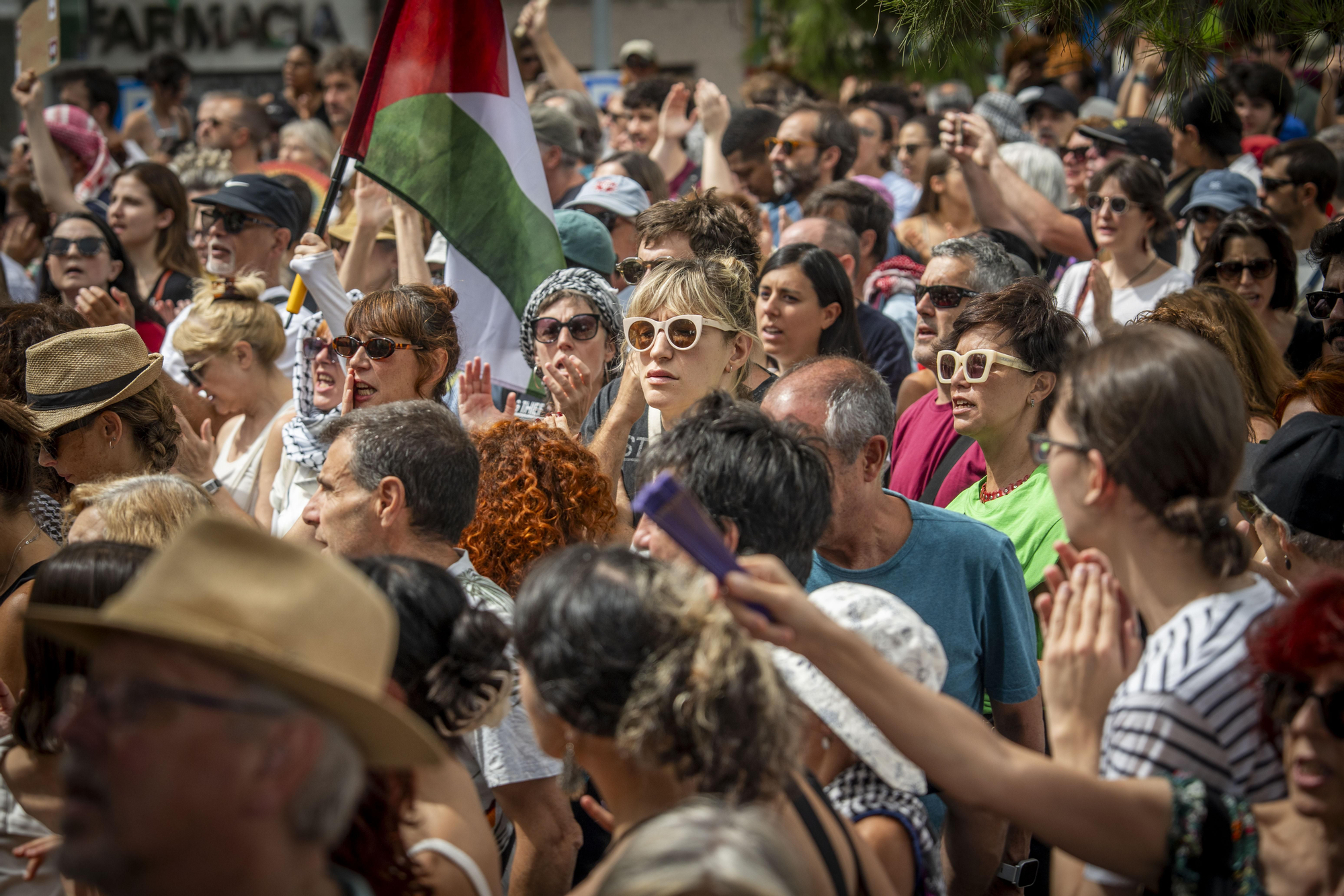 Cientos de personas llenan las orillas de Madrid Río en solidaridad con Gaza y para apoyar a la Global Sumud Flotilla