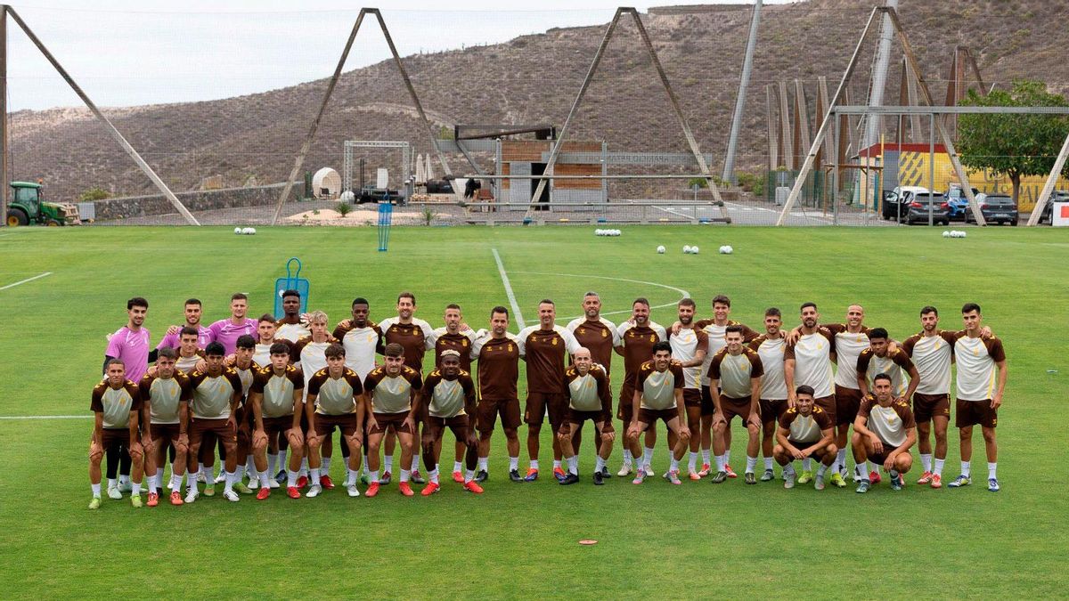 Jugadores y técnicos de la UD Las Palmas en su primer entrenamiento de la temporada 25-26