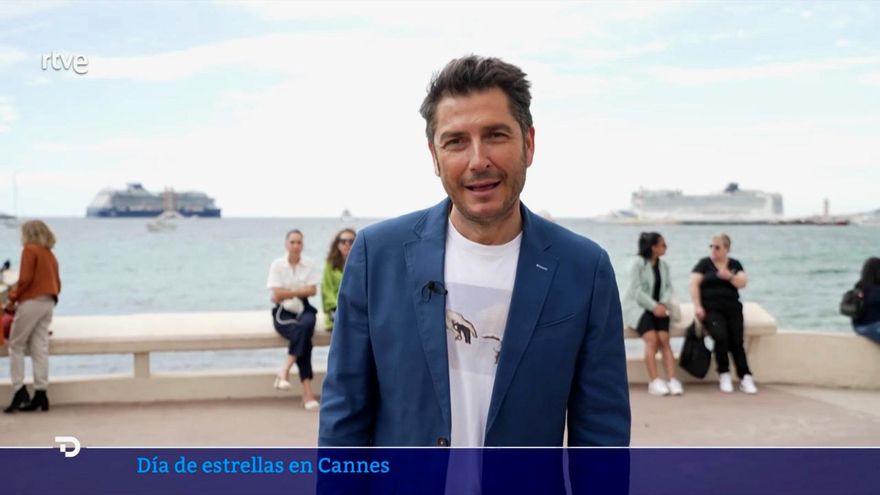Carlos del Amor "fastidia" la foto de unos turistas en Cannes al grabar un vídeo para TVE