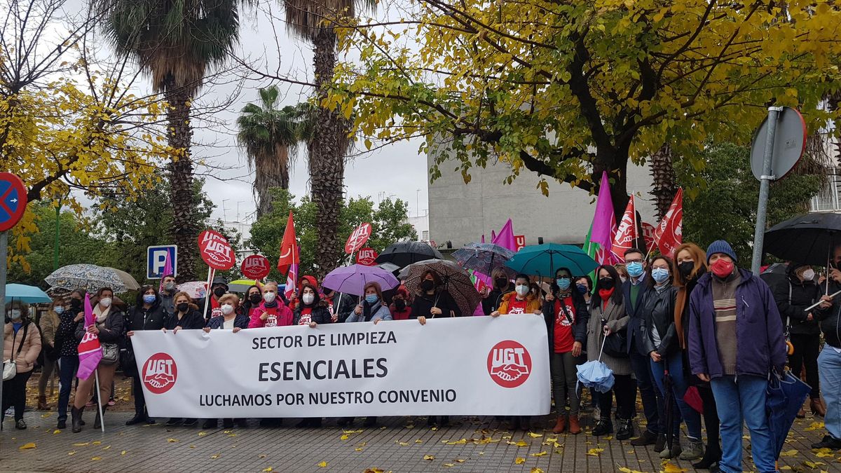 Imagen de archivo de una concentración de trabajadores de la limpieza ante la sede de CECO durante una huelga.
