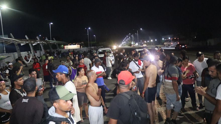 Migrantes protestan en la frontera sur de México tras la suspensión de permisos