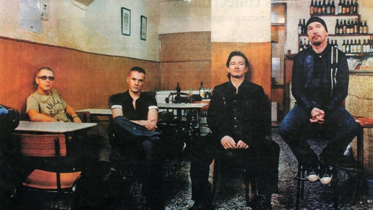 Los miembros de U2, posando en el local de la calle Madera