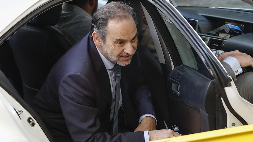 El exministro de Transportes, José Lui Ábalos, a su llegada al Tribunal Supremo en Madrid, este lunes
