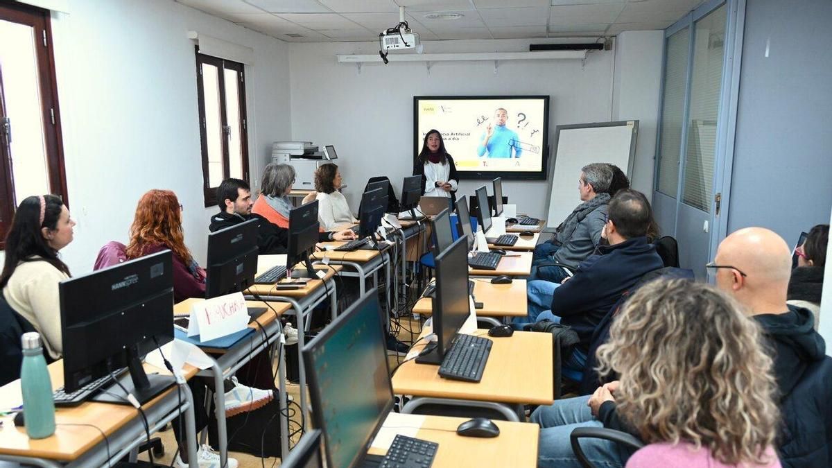 Tomares ofrece 12 cursos gratuitos de competencias digitales y búsqueda de empleo a partir de este lunes