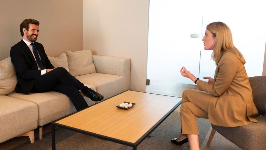 El líder del PP, Pablo Casado, con la nueva presidenta del Parlamento Europeo, Roberta Metsola, en una reunión bilateral que mantuvieron en octubre de 2021 en Bruselas.