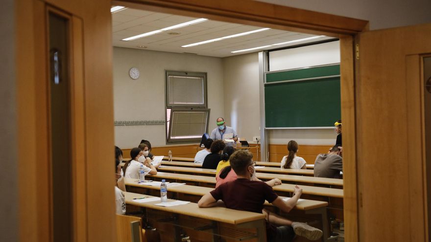 Archivo - Un grupo de estudiantes en un aula con medidas Covid