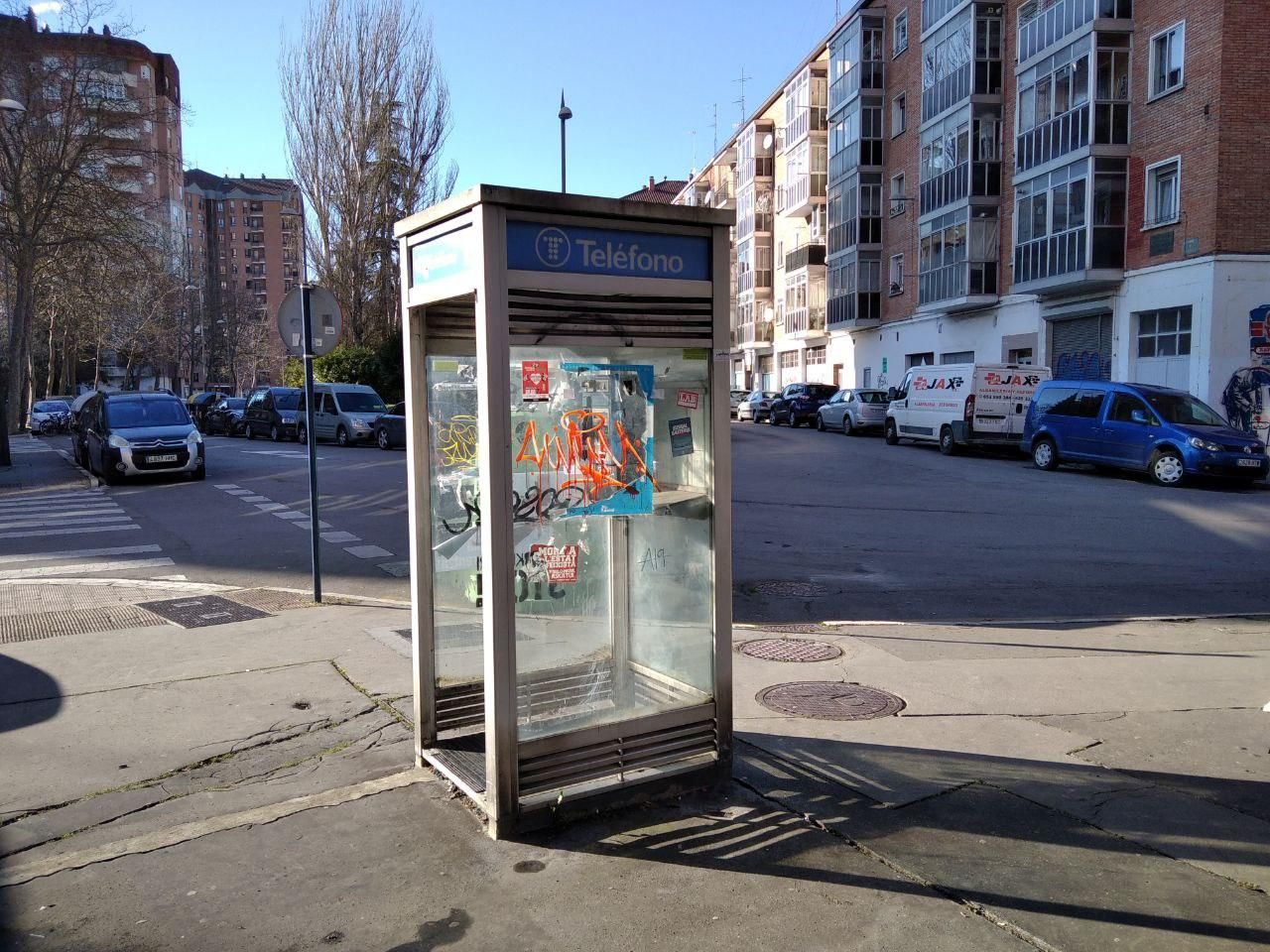 Cabina de teléfono en Camino de Mendiola, Vitoria