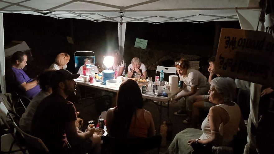 Los manifestantes celebran una asamblea cada noche para planificar lo que harán al día siguiente.