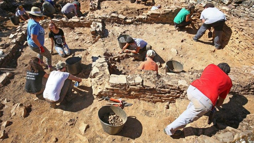 César Sánchez / ICAL Trabajos en el castro situado en el paraje 'Peña del Hombre', en la localidad de Paradela de Muces (León), durante la clausura el II Campo de Trabajo de arqueología y restauración arqueológica de la Fundación Las Médulas