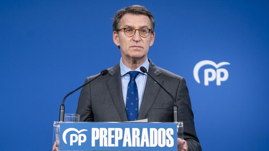 Archivo - El presidente de la Xunta de Galicia, Alberto Núñez Feijóo, comparece en la sede nacional del PP para entregar los avales necesarios para formalizar su candidatura, en la calle Génova, a 9 de marzo de 2022, en Madrid (España).
