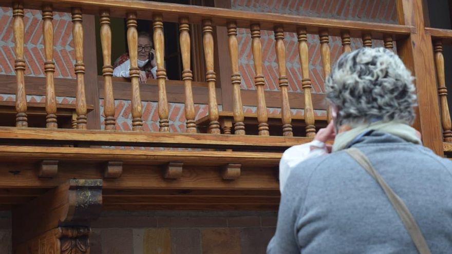 Dos familiares hablan por teléfono en la residencia de ancianos de Potes.