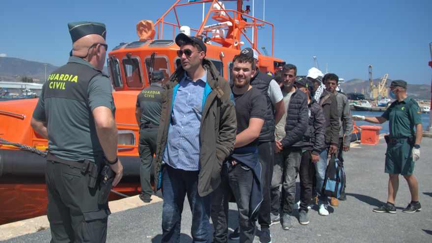 Trasladan a Motril (Granada) a 22 inmigrantes magrebíes que llevaban varios días perdidos en el mar