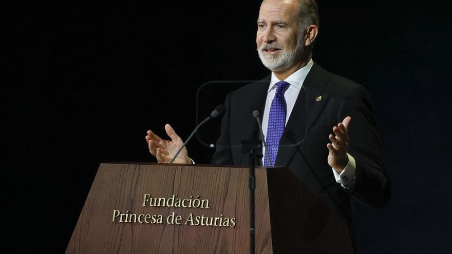 El rey Felipe VI interviene durante la ceremonia de entrega de los Premios Princesa de Asturias 2026 que se celebra este viernes en el Teatro Campoamor de Oviedo.