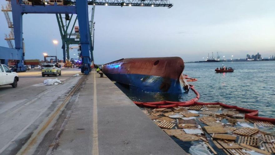 El barco mercante 'Nazmuye Ana' volcado junto al muelle en el puerto de Castelló.