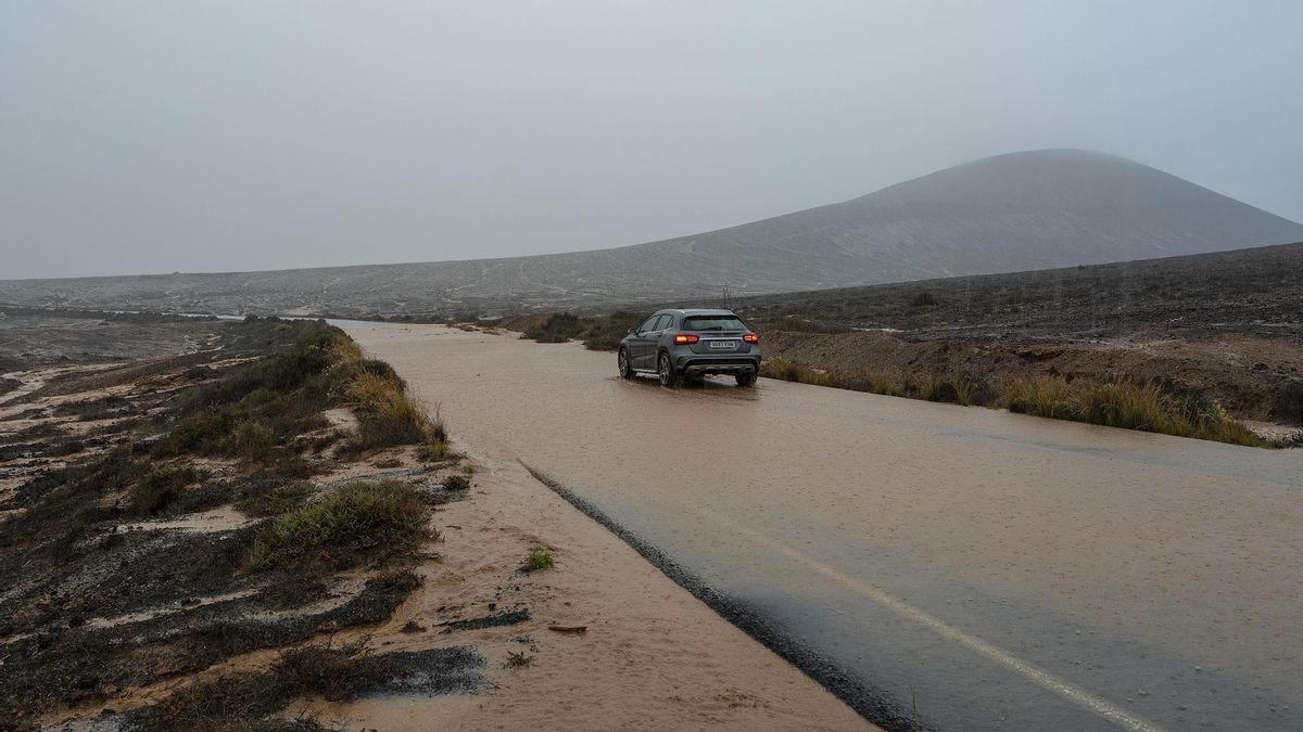 Un coche se ve sorprendido por una tromba de agua este sábado en Lanzarote.