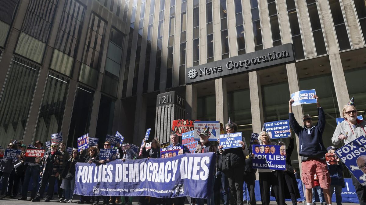 Simpatizantes y miembros del grupo activista 'Rise and Resist' se congregan frente a la sede de Fox News en el cumpleaños del magnate australiano-estadounidense Rupert Murdoch para protestar contra el canal de noticias en marzo de 2025.