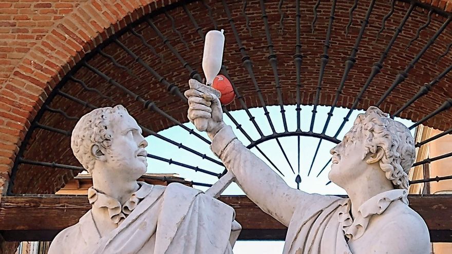 Detalle de la intervención artística sobre la estatua de Daoiz y Velarde