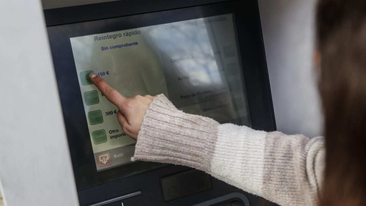 Una mujer en un cajero de Kutxabank