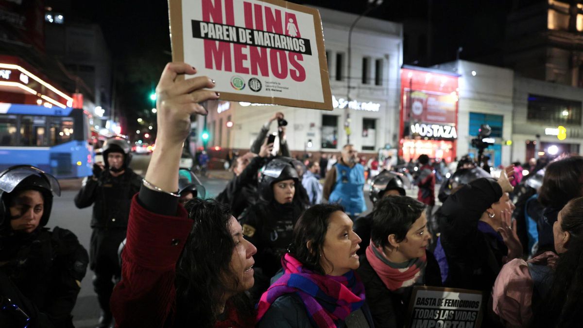 Miles de mujeres protestaron este miércoles tras conocerse el triple femicidio