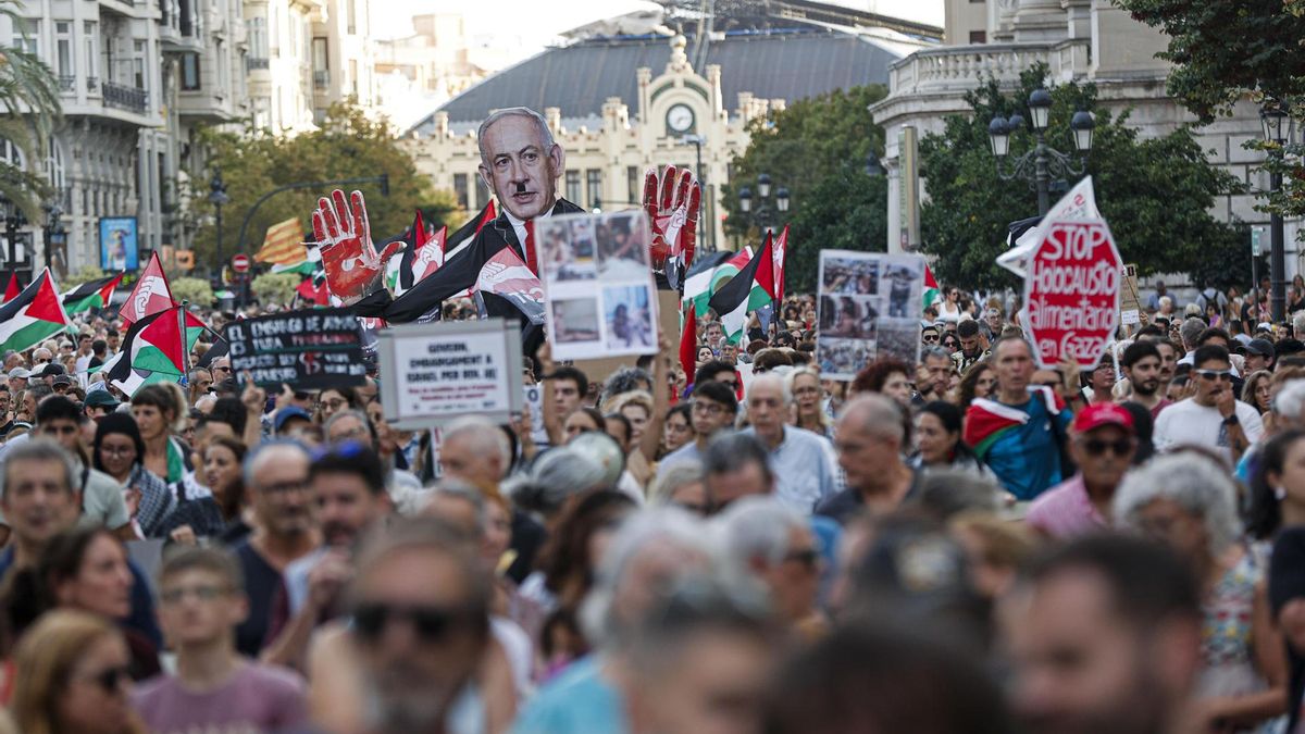 Cientos de personas se han manifestado por el centro de Valéncia, convocadas por organizaciones de solidaridad con Palestina, bajo el lema “Embargament d’armes JA”, exigiendo al Gobierno el embargo de armas a Israel.
