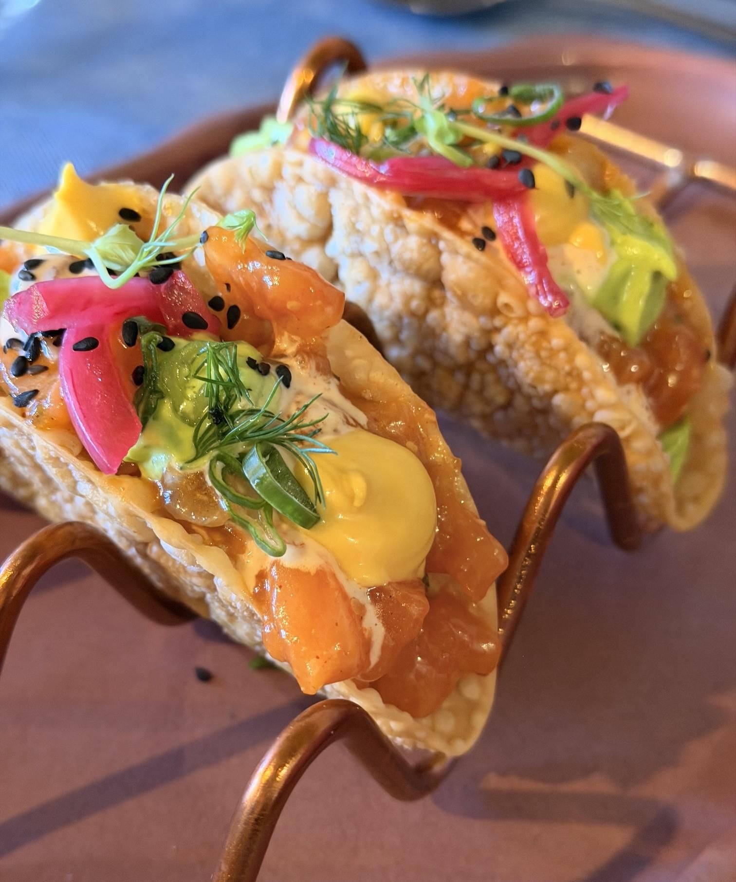 Tartar de salmón con plátano crujiente, mahonesa de kimchi y ají amarillo