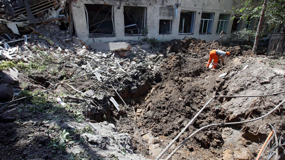 Escenario después de un ataque ruso en Liubotyn, Járkov, Ucrania.