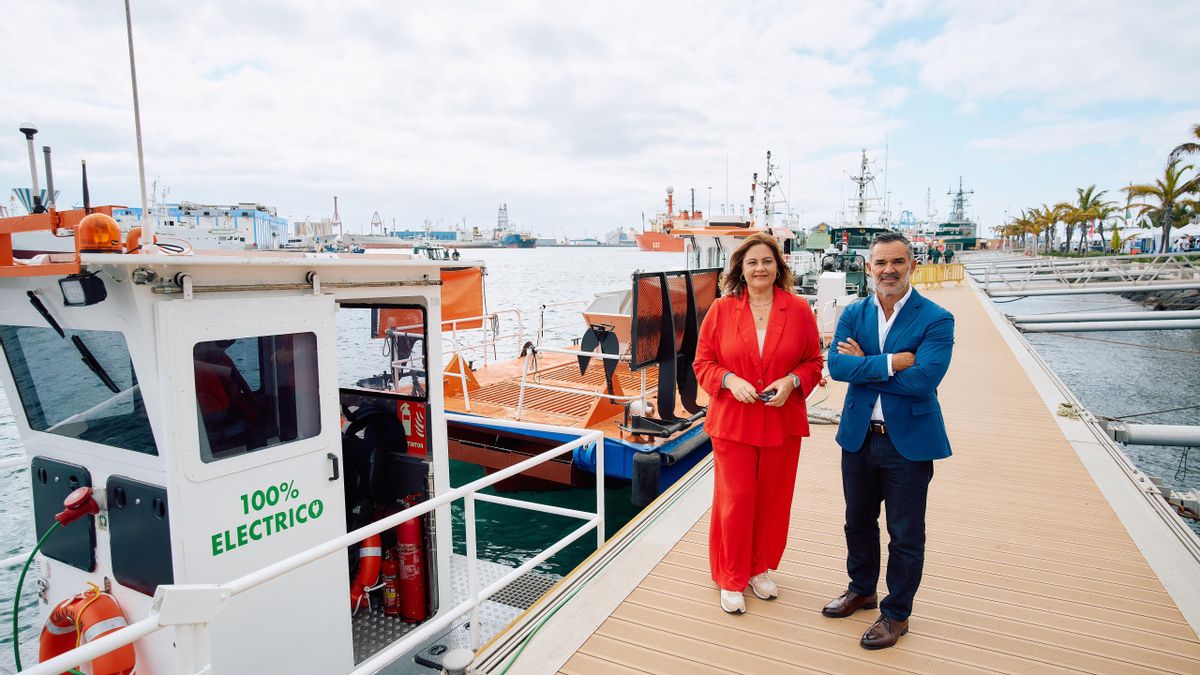 La presidenta de la Autoridad Portuaria de Las Palmas, Beatriz Calzada, junto con el CEO de Sepcan, empresa adjudicataria de la gestión de los residuos, José Socas, han presentado esta mañana en el Muelle Wilson del Puerto de Las Palmas las dos nuevas embarcaciones de recogida de residuos para el mantenimiento y la conservación de las aguas portuarias.