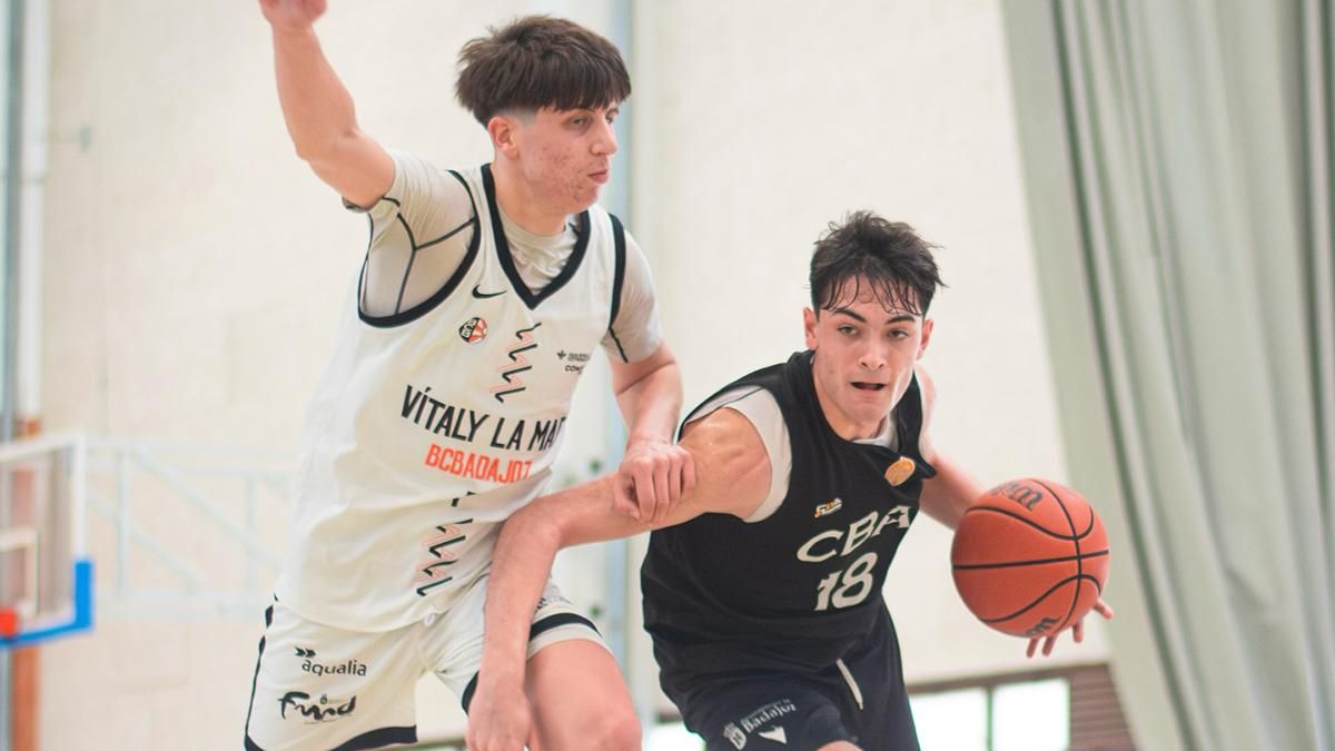 Javi Barrientos, de negro, con el City of Badajoz Academy.