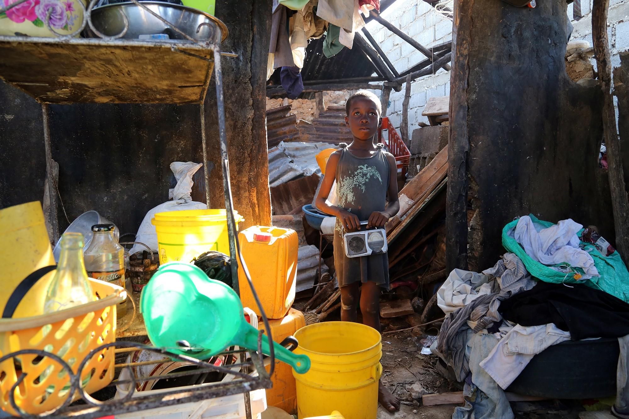 "Habíamos escuchado en la radio que venía una tormenta. Mi padre también me lo dijo, pero yo estaba muy asustado cuando el techo cayó encima de nuestras cabezas", dice Renelson. Sostiene la radio, que ya no funciona. FOTO: © UNICEF/UN035026/Moreno Gonzalez
