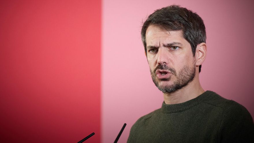 El portavoz de Sumar, Ernest Urtasun, durante una rueda de prensa, en el Espacio Rastro, a 25 de marzo de 2024, en Madrid (España).
