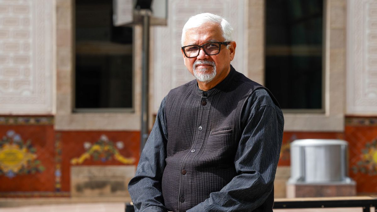 Amitav Ghsoh, posa para elDiario.es tras realizar esta entrevista.