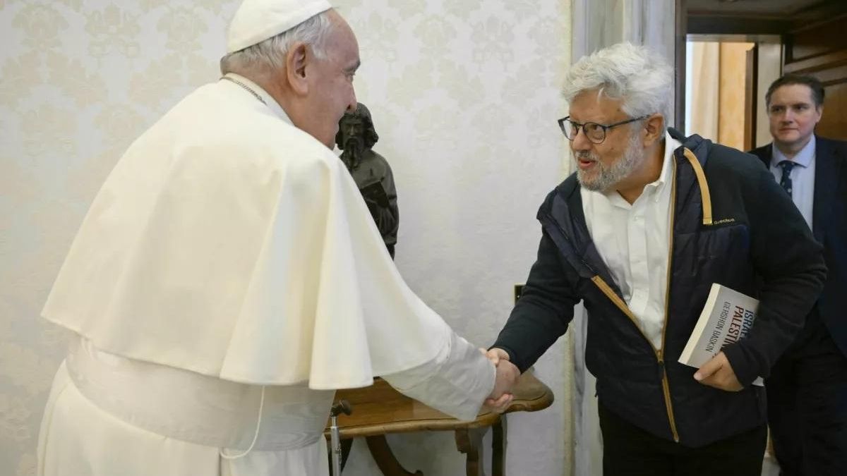 Gershon Baskin en una imagen con el Papa Francisco.