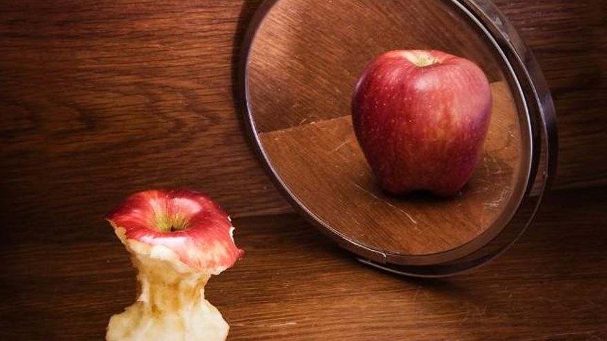 Metáfora visual sobre la percepción de sí mismo de un enfermo de anorexia.