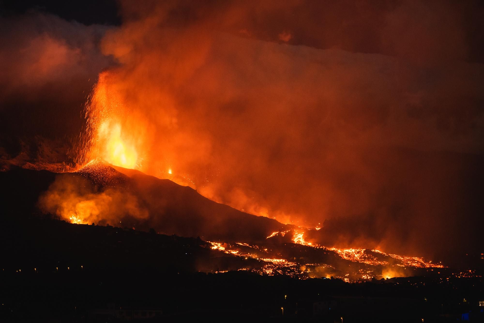 Lava en La Palma en la segunda noche de la erupción.